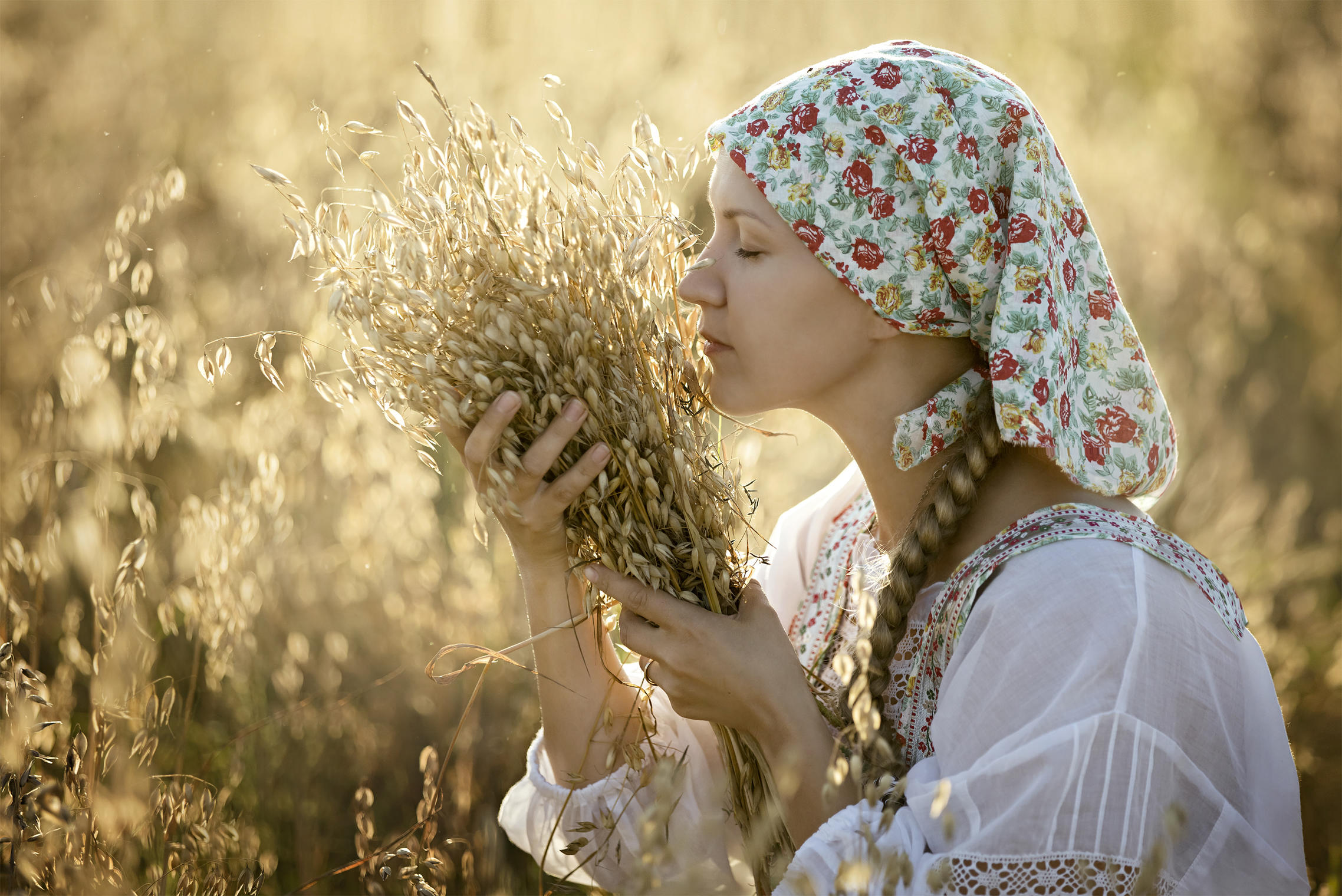 Photo Women in Slavic costumes in Rangoon
